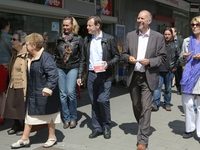 Liesbeth, Bart, Luk en Linda wandelen in het winkelcentrum van Wilrijk.